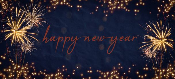 Silvester 2023 Bonne année réveillon Fête fond bannière panorama long- Cadre en feux d'artifice sur rustique texture bleu foncé ciel nocturne - Photo, image