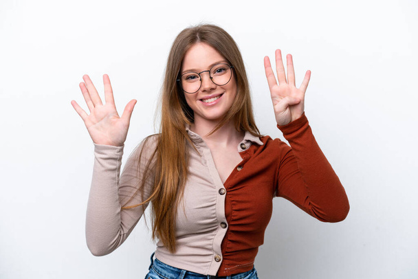 Nuori valkoihoinen nainen eristetty valkoisella taustalla laskenta yhdeksän sormilla - Valokuva, kuva