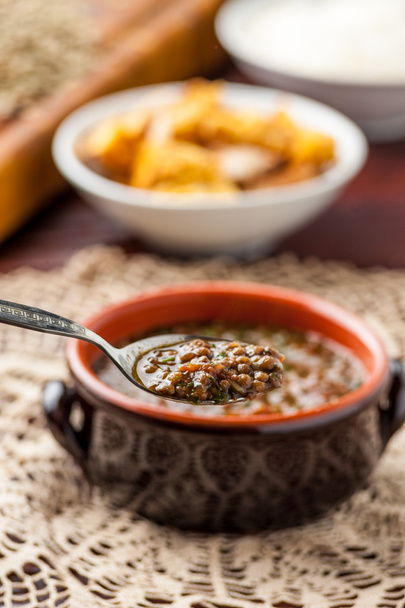 Sopa de lentilha com colher
 - Foto, Imagem