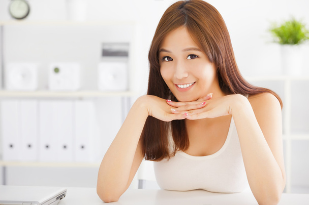 красивая и улыбающаяся азиатская молодая женщина
 - Фото, изображение