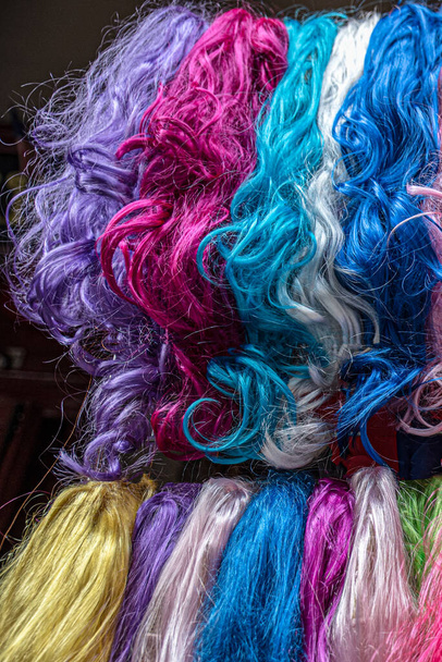 Різноманітність кольорових перуків на дисплеї
 - Фото, зображення