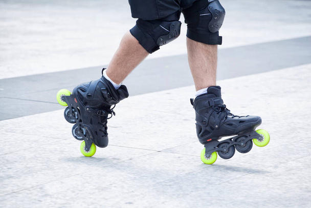 closeup to the skates of a skater doing stunts with the inline skates - Foto, Bild