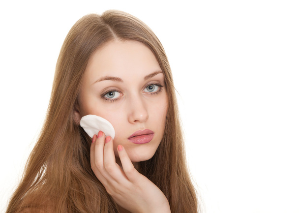Woman caring about her fresh healthy skin of face with cotton sw - Foto, Imagem