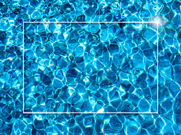 Μια μινιμαλιστική λευκή λεπτή γραμμή κάνει ένα διακοσμημένο τετράγωνο πλαίσιο στην μπλε επιφάνεια του νερού κίνηση στο φόντο της πισίνας. Κενό πλαίσιο κενό χώρο για το καλοκαίρι, διακοπές, διακοπές έννοια. - Φωτογραφία, εικόνα