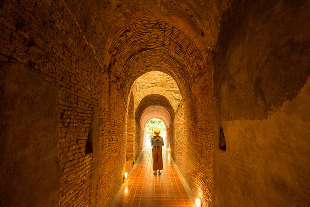 Turisti nainen vierailevat antiikin tunnelin Wat Umong ainutlaatuinen tunneli temppeli rauhallinen tunnelma, erinomainen paikka meditaatio Chiang Mai maakunnassa Thaimaassa.  - Valokuva, kuva