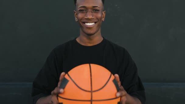 Gelukkig jong Afrikaans man spelen basketbal buiten - Urban sport lifestyle concept - Video