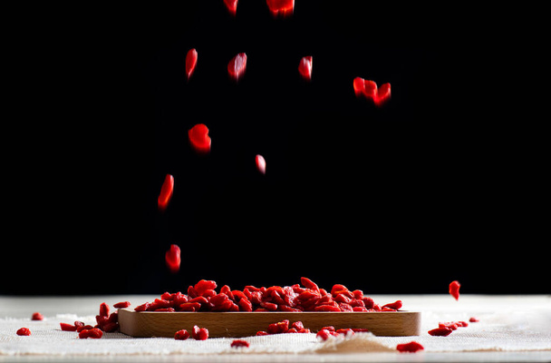 Красные ягоды годжи падают сверху - Фото, изображение