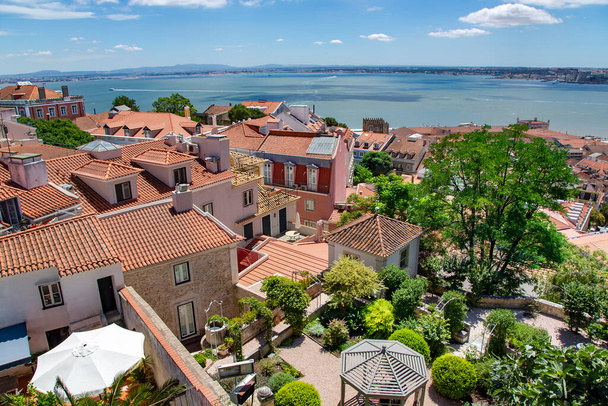 Ilmakuva Alfaman punaisille katoille Lissabonin historiallinen alue Atlantin valtameren rannikolla. Lissabon on Portugalin pääkaupunki ja tunnetuin kaupunki - Valokuva, kuva