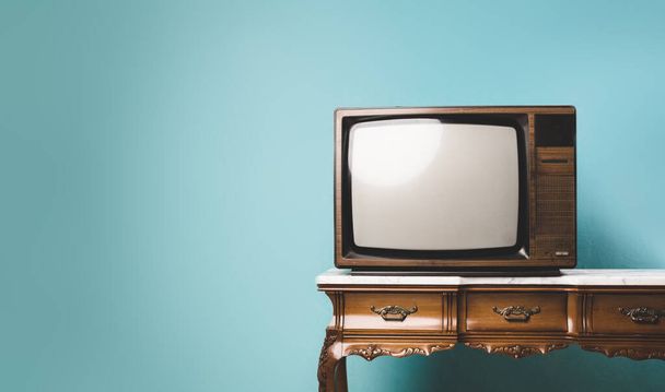 Antiguo televisor retro sobre una mesa sobre un fondo aislado. - Foto, imagen