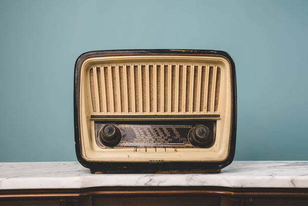 Lähikuva vanhan vintage radio pöydällä. - Valokuva, kuva