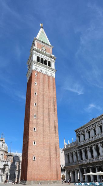 bardzo wysoka dzwonnica na placu Świętego Marka zwanego San Marco, który jest symbolem wyspy Wenecja w północnych Włoszech - Zdjęcie, obraz