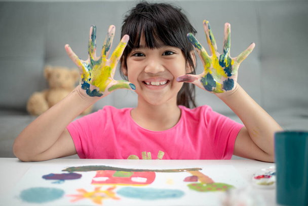 kavram - eğitim, okul, sanat ve painitng gösterilen küçük öğrenci kız el boyalı. - Fotoğraf, Görsel