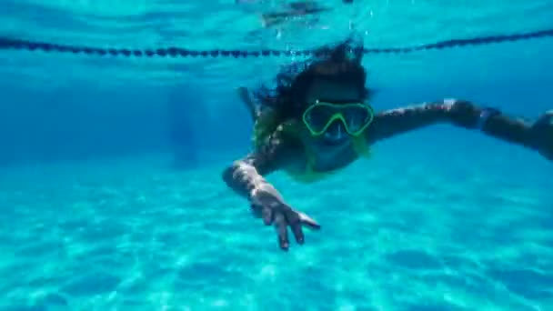 Μικρό καυκάσιο κορίτσι με μάσκα και αναπνευστήρα κολύμπι, gopro υποβρύχια πλάνα - Πλάνα, βίντεο