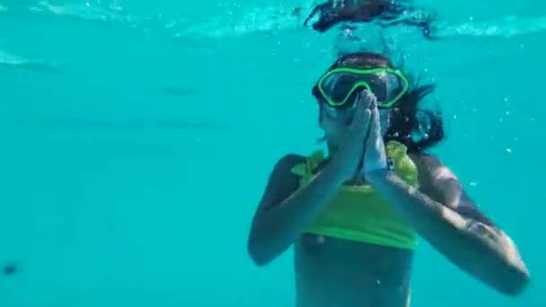 Kleines Mädchen mit Maske schwimmt, GoPro-Unterwasseraufnahmen - Filmmaterial, Video