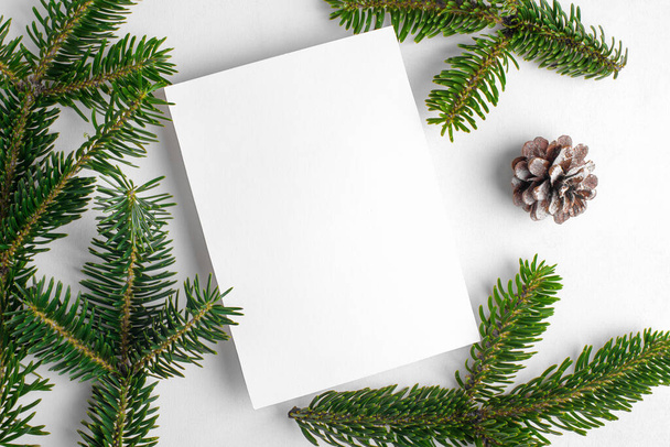 Noel 5x7 kart modelleme şablonu. Beyaz arka planda köknar dalları. Noel ve Yeni Yıl kutlamaları için unsur - Fotoğraf, Görsel
