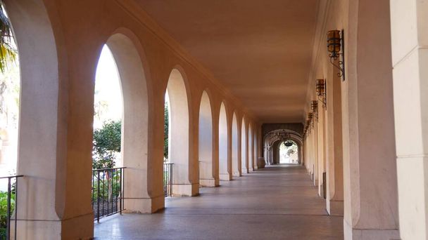 Arquitectura colonial española, arcos y columnas, Parque San Diego Balboa - Foto, imagen