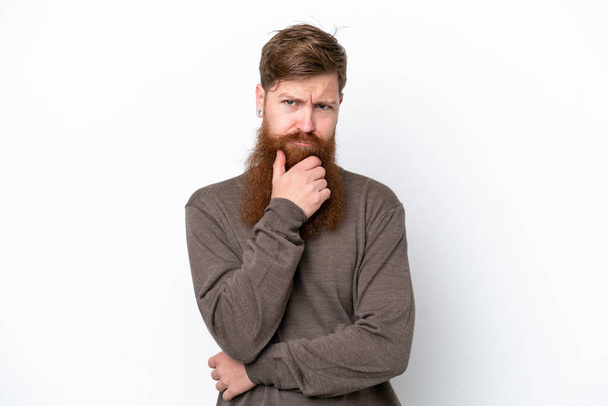 Zrzavý muž s vousy izolované na bílém pozadí myšlení - Fotografie, Obrázek