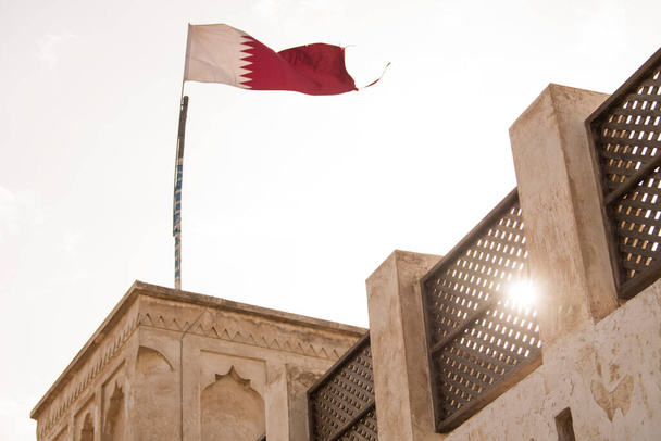 Doha, Katar-20. April 2022: Al Wakrah Markt ist im traditionellen arabischen Baustil erbaut. - Foto, Bild