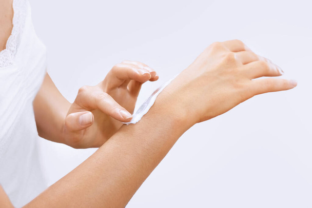 Female Hands Applying Cream, Lotion. Beautiful Woman Hands. Soft skin, skincare concept. Hand Skin Care. Moisturiser  hand lotion on  skin - Foto, Imagem