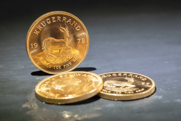 monedas de oro krugerrand aisladas sobre fondo oscuro - Foto, Imagen