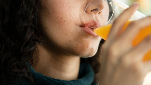 mladá žena pije pomerančový džus - Fotografie, Obrázek