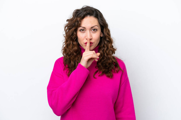 Mujer joven caucásica aislada sobre fondo blanco mostrando un gesto de silencio poniendo el dedo en la boca - Foto, Imagen