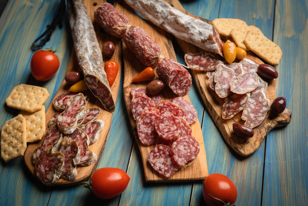 Charcuterie board with various cured meats and sausages - Foto, Imagem