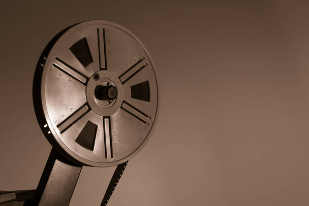 Λεπτομέρεια παλαιού vintage προτζέκτορα 8 mm με κυλίνδρους και πλαίσια ταινιών. Αντιγραφή χώρου. Επιλεκτική εστίαση. - Φωτογραφία, εικόνα
