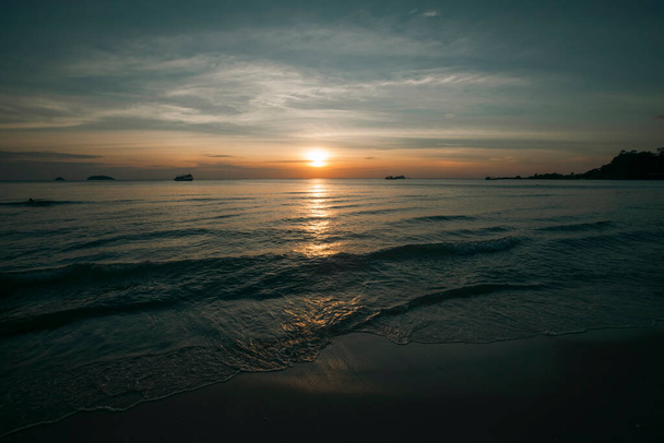 Прекрасний захід сонця на пустельному тропічному морському пляжі
. - Фото, зображення
