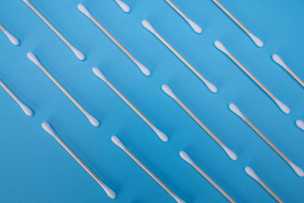 Patrón de brotes de algodón de bambú de cero residuos sobre un fondo azul - Foto, Imagen