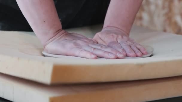 Ceramika - starsza kobieta przebija się przez kawałek gliny używając próbki talerza - Materiał filmowy, wideo