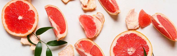Stücke von frischer Grapefruit auf weißem Hintergrund. Banner für Design - Foto, Bild