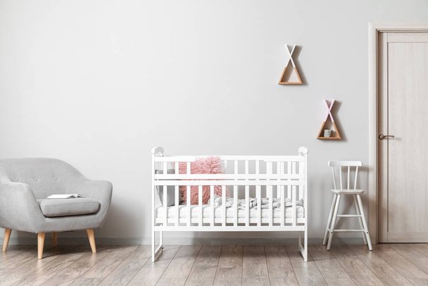 Интерьер современной детской комнаты с удобной кроваткой - Фото, изображение