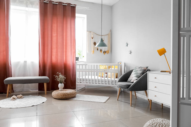 Belső tér elegáns gyermekszoba kényelmes karosszékkel és gyönyörű kiságy - Fotó, kép