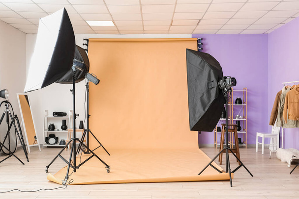 Équipement d'éclairage et cyclorama beige dans un studio photo moderne - Photo, image