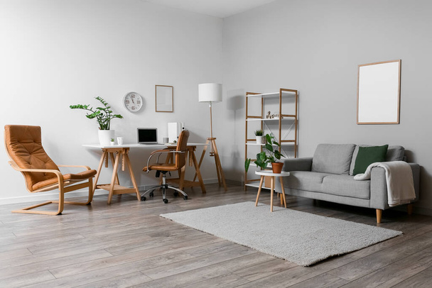 Irodai helyiség modern munkahellyel és kényelmes bútorokkal - Fotó, kép