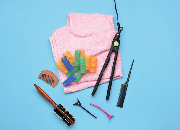 Modern hairdresser's tools and curlers on color background - Foto, Imagen