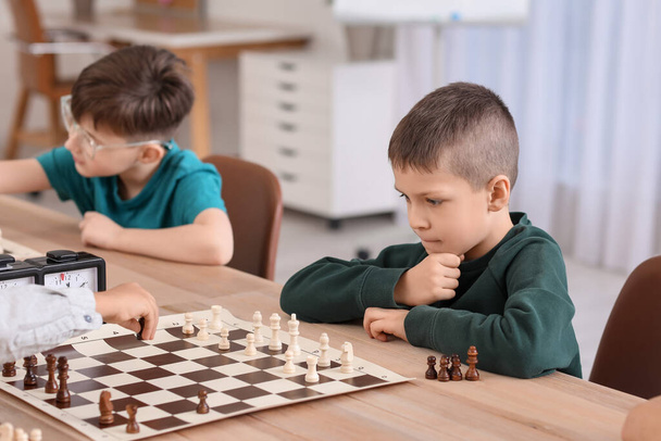 Маленькі діти грають у шахи під час турніру в клубі
 - Фото, зображення