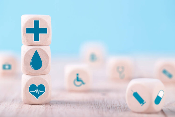 Emoticon иконы здравоохранения медицинский символ на деревянном блоке, здравоохранения и медицинского страхования концепции - Фото, изображение