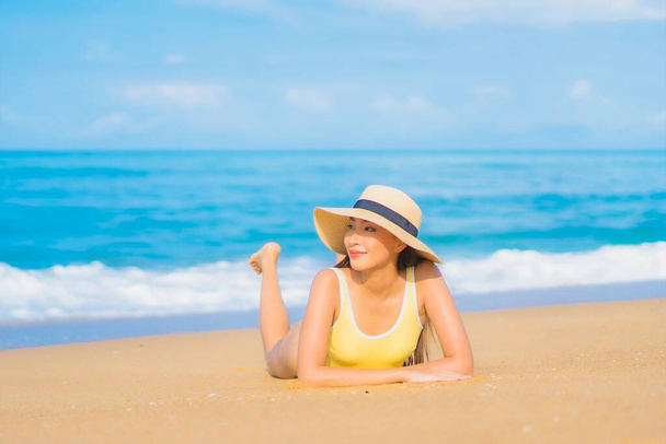 Retrato hermosa joven asiática mujer relajarse sonrisa ocio alrededor al aire libre tropical mar playa océano en viaje vacaciones - Foto, Imagen