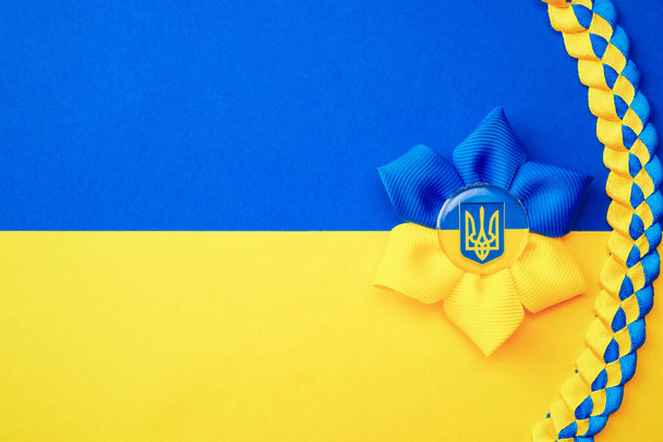 Oekraïense vlag symbool achtergrond. Oekraïense bloem drietand symbool geïsoleerd op gele blauwe vlag banner. Steun Oekraïne concept - Foto, afbeelding
