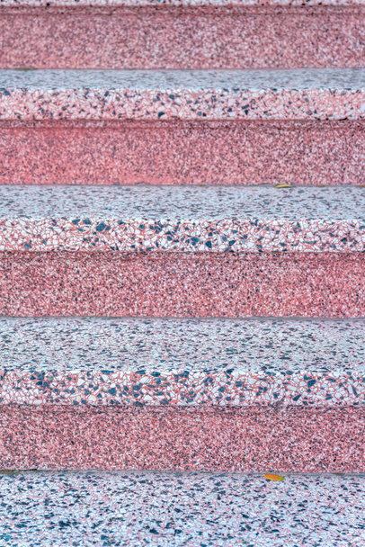 Гранитные ступени лестницы красного и черного цветов в Сан-Франциско, Калифорния. Наружная бетонная лестница с гранитными нитями и подъёмниками. - Фото, изображение