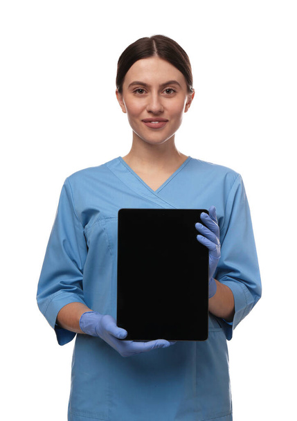 Médecin tenant tablette vierge sur fond blanc, espace pour la conception - Photo, image