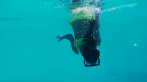 Pieni tyttö maski uinti, gopro vedenalainen kuvamateriaalia - Materiaali, video