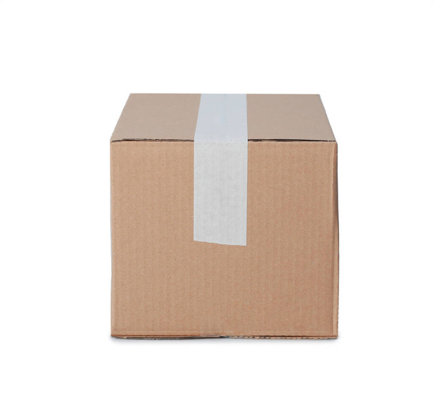 One closed cardboard box isolated on white - Fotografie, Obrázek