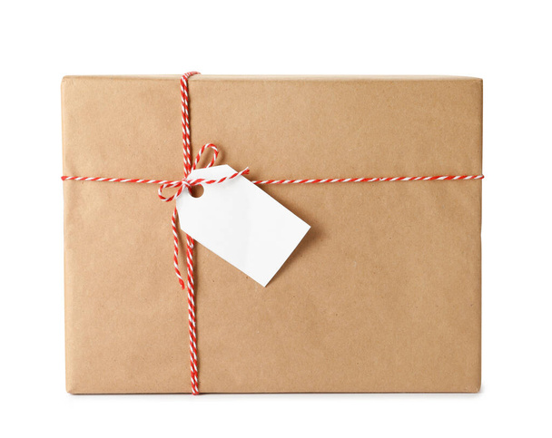 Caja de regalo envuelta en papel kraft con lazo y etiqueta aislada en blanco - Foto, imagen