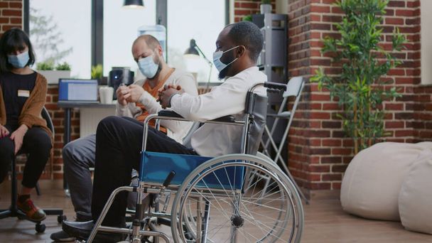 Vammaisen henkilön lähikuva ryhmäterapiassa - Valokuva, kuva