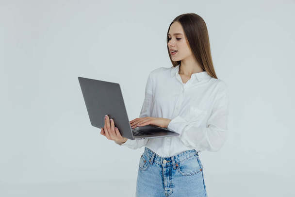 Portré egy boldog nő dolgozik laptop számítógép elszigetelt fehér háttér - Fotó, kép