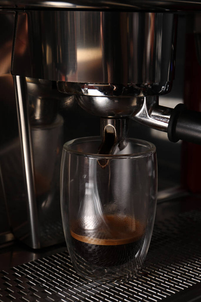 Making fresh aromatic espresso using professional coffee machine in cafe - Valokuva, kuva