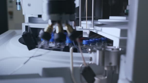 Close-up auto sampler verzamelt monster voor HPLC-analyse - Video